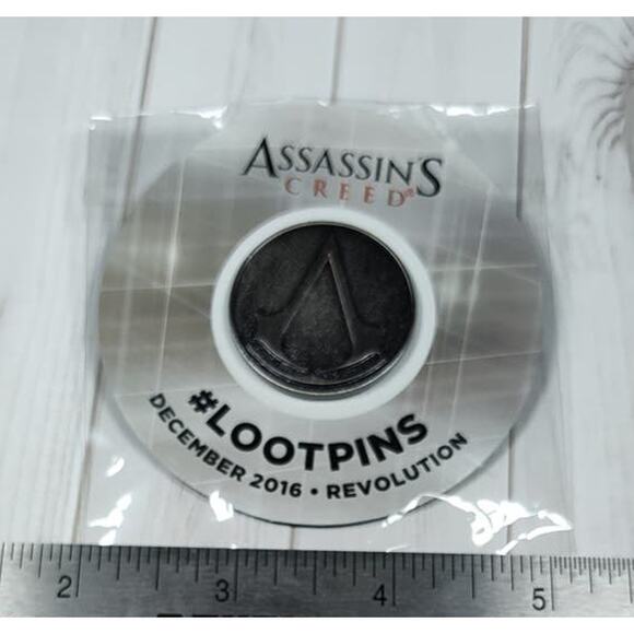 Assassin's Creed Game Gaming Pin for Cosplay, Hat, Lanyard, Jacket or Backpack - Picture 4 of 4